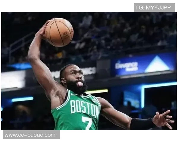 杰伦布朗半场表现稳定13投5中贡献17分4篮板3助攻1抢断次节独得10分